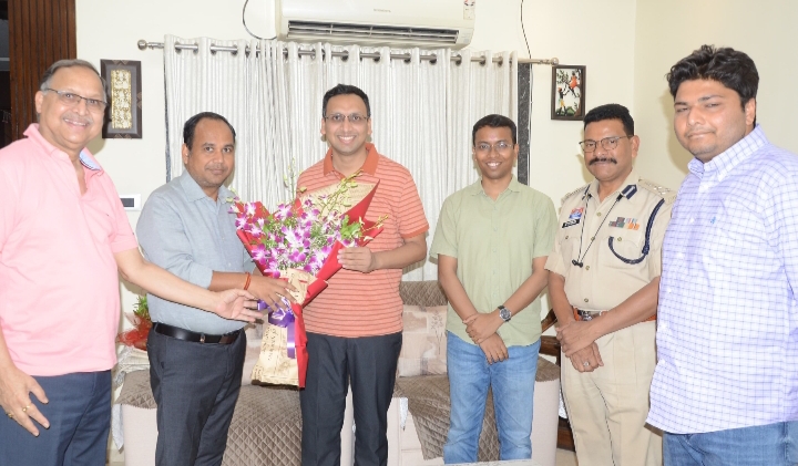 कलेक्टर डॉ. गौरव सिंह ने यूपीएससी में चयनित अभिषेक अग्रवाल को दी बधाई एवं शुभकामनाएं