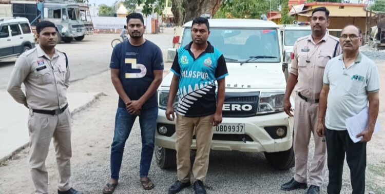 पिकअप चालक से अवैध वसूली: एक आरक्षक और उसका सहयोगी गिरफ्तार, एक फरार, बोलेरो जप्त