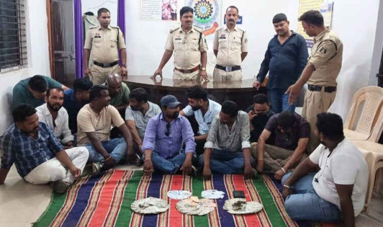 जुआ खेलते 15 जुआड़ी चढ़े पुलिस के हत्थे, 1.24 लाख रुपए नगद बरामद