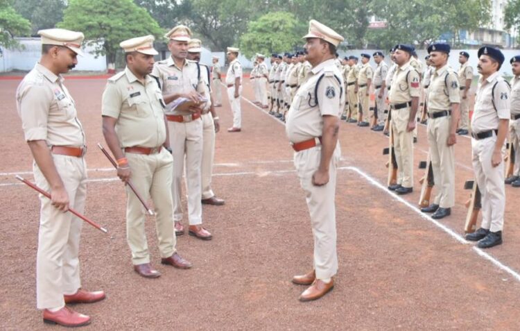 ASP अभिषेक झा ने जनरल परेड की ली सलामी, उत्तम वेशभूषा धारण करने वालें पुलिसकर्मियों को किया पुरस्कृत