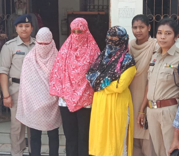 देह व्यापार में संलिप्त तीन महिलाओं को पुलिस ने पकड़ा, किया प्रतिबंधात्मक कार्यवाही
