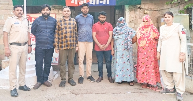 होटल आदित्य गैस्ट हाउस एवं गगन ग्रैण्ड में अनैतिक देह व्यापार करते 02 महिला आरोपी सहित 06 आरोपी गिरफ्तार