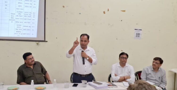 टीम वर्क और जवाबदेही के साथ काम करें प्राचार्य और शिक्षक : कलेक्टर डॉ. गौरव सिंह