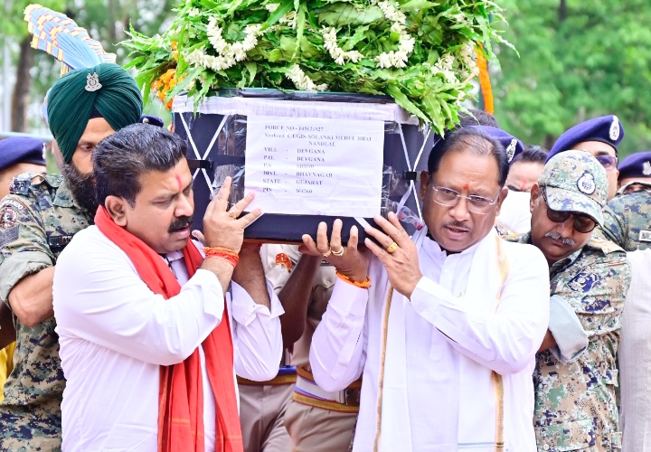 मुख्यमंत्री ने नक्सल मुठभेड़ में शहीद जवान मेहुल भाई को दी श्रद्धांजलि, पार्थिव शरीर को कंधा देकर दी अंतिम विदाई