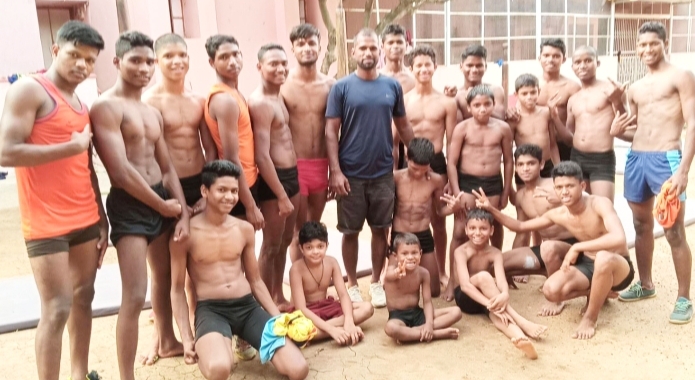 बस्तर के सुदूर इलाके की इस अनोखी मल्लखंभ अकादमी में बसते हैं चैंपियन खिलाड़ी और उनका सितारा कोच