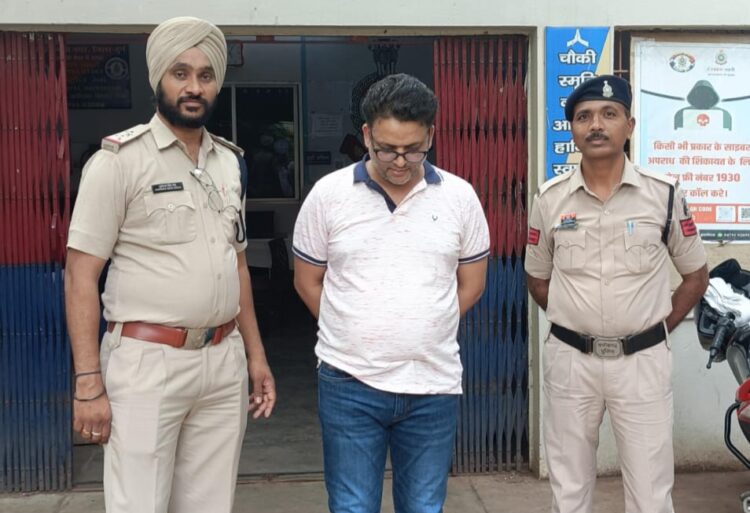 सोलर स्ट्रीट लाईट लगाने के नाम पर 1.50 करोड़ रूपये का धोखाधड़ी करने वाला फरार आरोपी गिरफ्तार