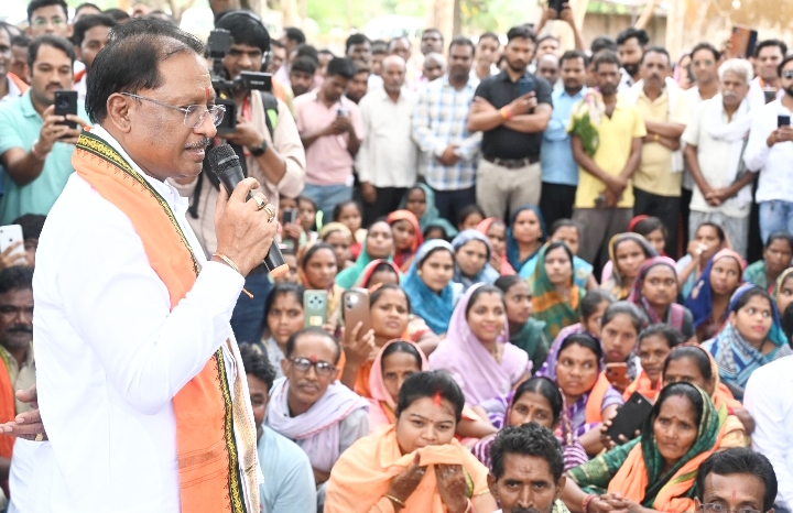 गुलमोहर पेड़ के नीचे लगी मुख्यमंत्री की चौपाल, सारंगढ़-बिलाइगढ़ जिले के ग्राम कनकबीरा में उतरा मुख्यमंत्री का उड़नखटोला