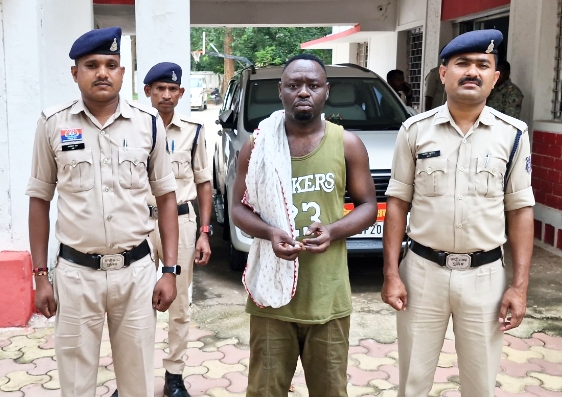 बगैर वीजा-पासपोर्ट के अवैध रूप से घूम रहा नाइजीरियन मूल का नागरिक गिरफ्तार, महिला मित्र घूमने के लिए लाई थी