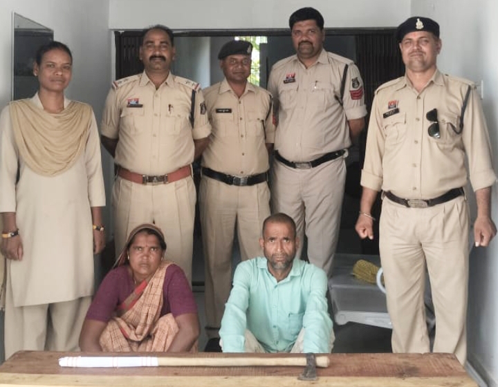 अपनी पत्नी को उसके प्रेमी के साथ आपत्तिजनक अवस्था में देख कर दी हत्या, शव को पास के खेत में फेंका