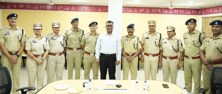 IG अमरेश मिश्रा ने पुलिस अधिकारियों की ली गई बैठक तथा पदोन्नत अधिकारियों के कंधे पर लगाया अशोक स्तंभ व स्टार