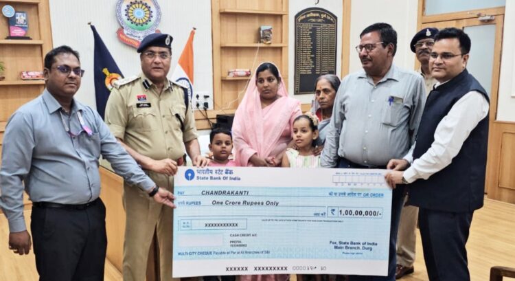 सड़क दुर्घटना में मृत आरक्षक के परिजन को एसएसपी ने सौंपा 1 करोड़ रुपए का चेक
