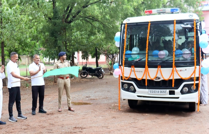 केंद्रीय विद्यालय में अध्ययनरत पुलिस परिवार के बच्चों के लिए निःशुल्क बस सुविधा का एसपी ने हरी झंडी दिखकर किया शुभारंभ