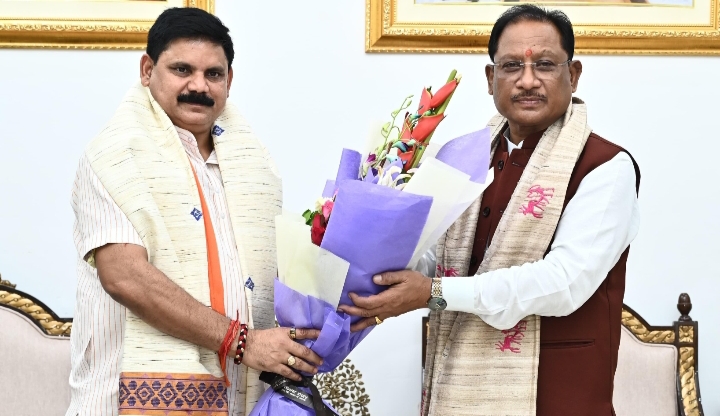 मुख्यमंत्री विष्णु देव साय से केन्द्रीय कोयला एवं खान राज्य मंत्री सतीश चन्द्र दुबे ने की सौजन्य मुलाकात