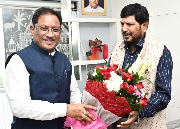 मुख्यमंत्री विष्णु देव साय से केंद्रीय राज्यमंत्री रामदास अठावले ने की सौजन्य मुलाकात