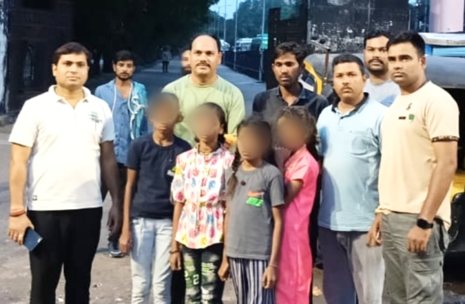 स्कूल से घर लौटते समय अचानक चार नालाबिग लड़कियां हुई लापता: पुलिस ने 8 में किया सकुशल बरामद, एसपी ने दी बधाई