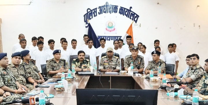 37 लाख 50 हजार ईनामी 22 माओवादियों ने किये आत्मसमर्पण, 14 पुरूष और 8 महिला माओवादियों ने समाज की मुख्य धारा में जुड़ने की ली शपथ
