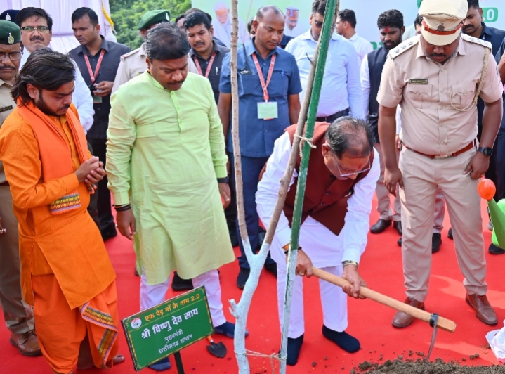 मुख्यमंत्री विष्णु देव साय ने नवीन विधानसभा परिसर में किया पौधरोपण