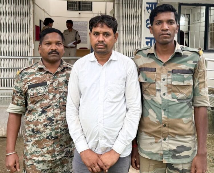 पत्रकारिता का धौंस दिखाकर महिला से कई बार बलात्कार कर उसके पति को गोली मारने की धमकी देकर एक लाख रुपए की मांगने वाला आरोपी गिरफ्तार