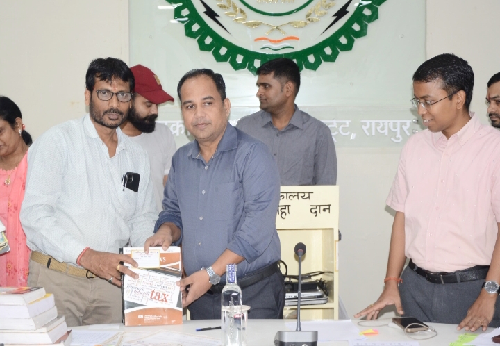 स्मृति पुस्तकालय योजना की हुई शुरूआत: 33 दानदाताओं ने दिए 804 पुस्तकें, कलेक्टर ने प्रमाण पत्र देकर किया प्रोत्साहित