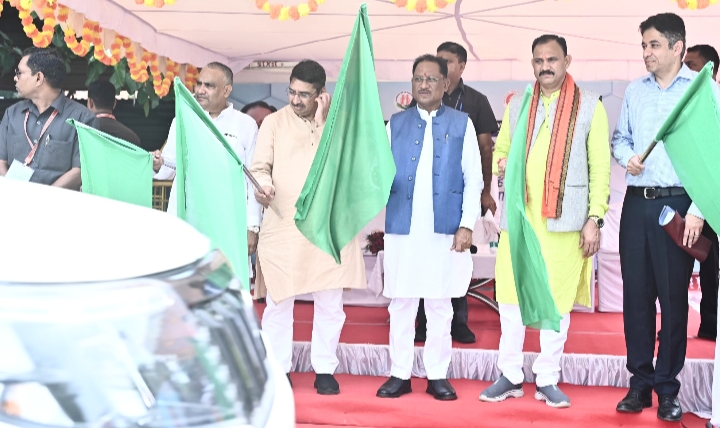 मुख्यमंत्री ने मैदानी स्वास्थ्य अमले के लिए 151 नए वाहनों को दिखाई हरी झंडी, प्रदेश को शीघ्र मिलेंगे 851 नए एंबुलेंस