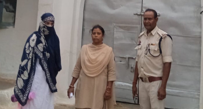 ग्रामीणों से नौकरी लगाने के नाम से पैसा लेकर फर्जी नियुक्ति पत्र देने वाली महिला आरोपी गिरफ्तार