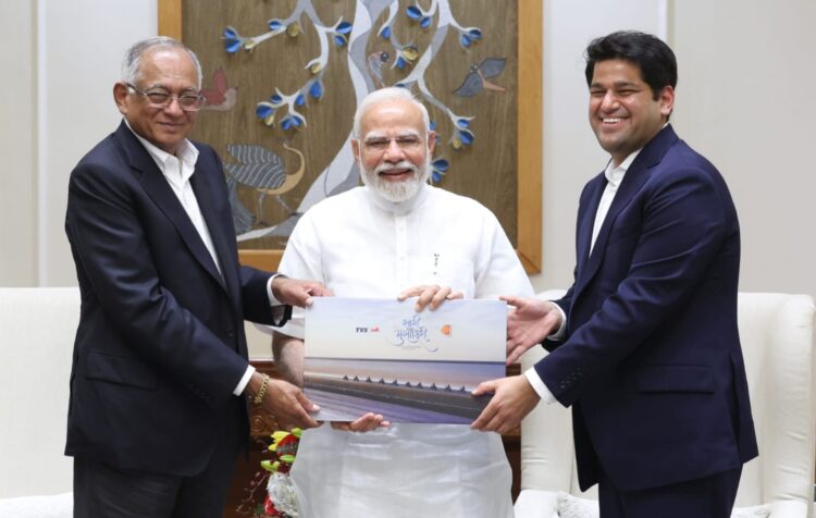 पीएम मोदी से टीवीएस मोटर कंपनी के चेयरमैन श्रीनिवासन ने की मुलाकात, ‘रण उत्सव 2025’ कॉफी टेबल बुक भेंट की