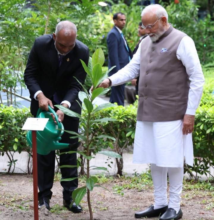 ‘एक पेड़ मां के नाम’ के तहत पीएम मोदी और राष्ट्रपति मुइज्जू ने मालदीव में लगाए पौधे