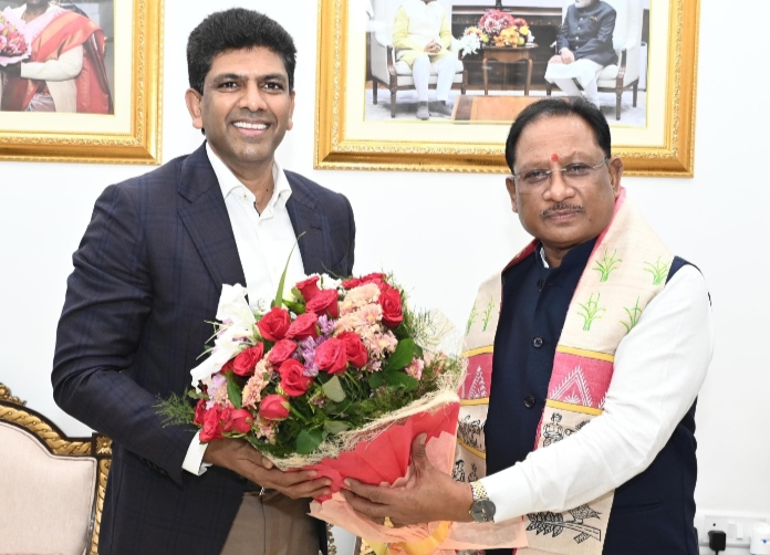 मुख्यमंत्री विष्णु देव साय से केंद्रीय संचार एवं ग्रामीण विकास राज्य मंत्री डॉ. चन्द्रशेखर पेम्मासानी ने की सौजन्य मुलाक़ात
