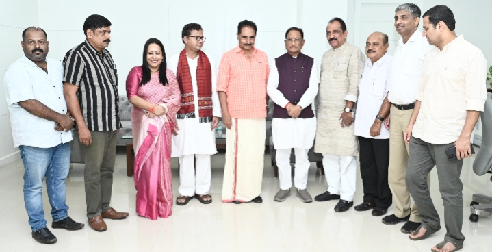मुख्यमंत्री से केरल एवं ओडिशा के सांसदों के प्रतिनिधिमंडल ने की सौजन्य मुलाकात, सीएम ने कहा– छत्तीसगढ़ एक शांतिप्रिय प्रदेश है, कानून अपना कार्य कर रहा है