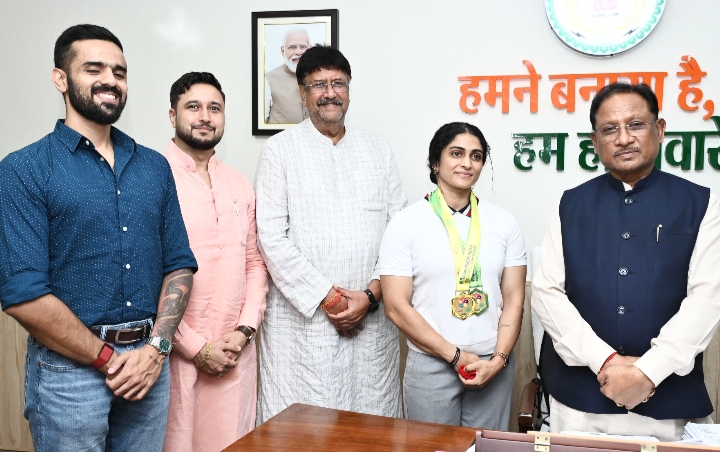मुख्यमंत्री से एशियन अफ्रीकन पैसिफिक पावरलिफ्टिंग चैंपियनशिप की स्वर्ण पदक विजेता नमी राय पारेख ने की मुलाकात
