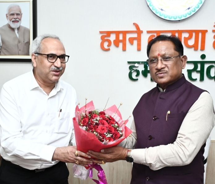 मुख्यमंत्री विष्णु देव साय से भिलाई स्टील प्लांट के नवनियुक्त निदेशक चित्त रंजन महापात्र ने की सौजन्य मुलाकात