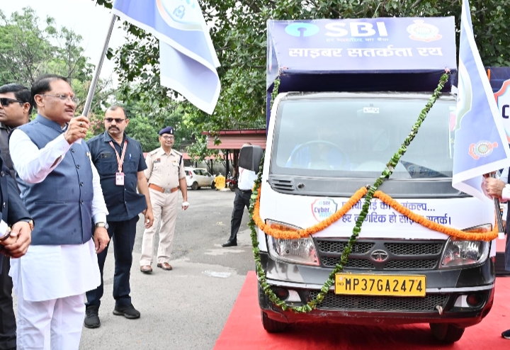 मुख्यमंत्री विष्णुदेव साय ने एसबीआई साइबर सुरक्षा रथ को झंडी दिखाकर किया रवाना