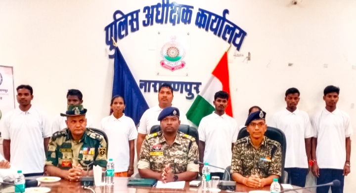 30 लाख रुपए के 8 ईनामी नक्सलियों ने किया आत्मसमर्पण, 2 महिला नक्सली भी शामिल