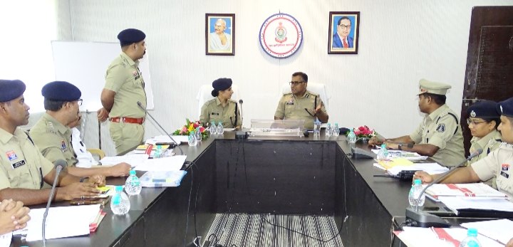 आईजी अमरेश मिश्रा ने जिला बलौदाबाजार का भ्रमण एवं निरीक्षण कर नवीन विवेचक कक्ष का किया लोकार्पण