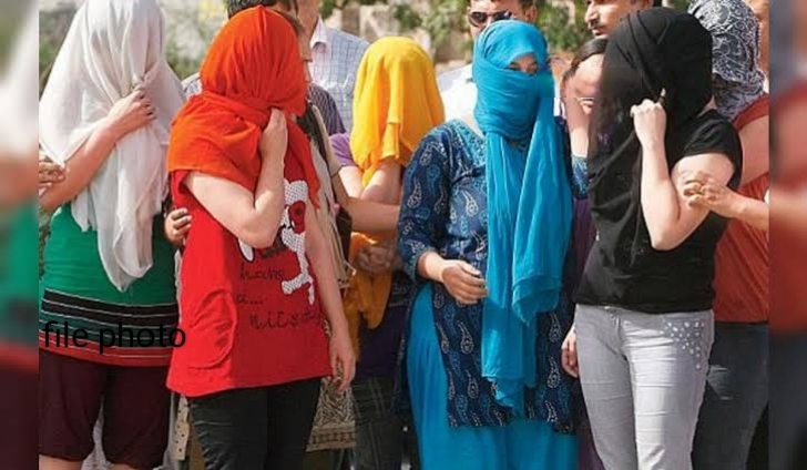 कांग्रेस नेता के होटल में पकड़ाया सेक्स रैकेट: पुलिस अफसर आकांक्षा पांडेय ने ग्राहक बनाकर भेजा था पुलिसकर्मी, 7 महिला सहित कई पकड़ाए
