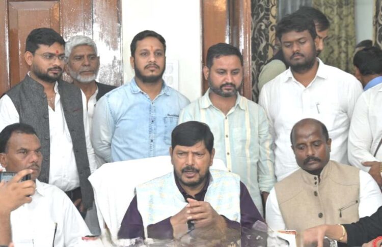 योजनाओं का लाभ पात्र हितग्राहियों तक समयबद्ध और पारदर्शी तरीके से पहुँचे : रामदास अठावले