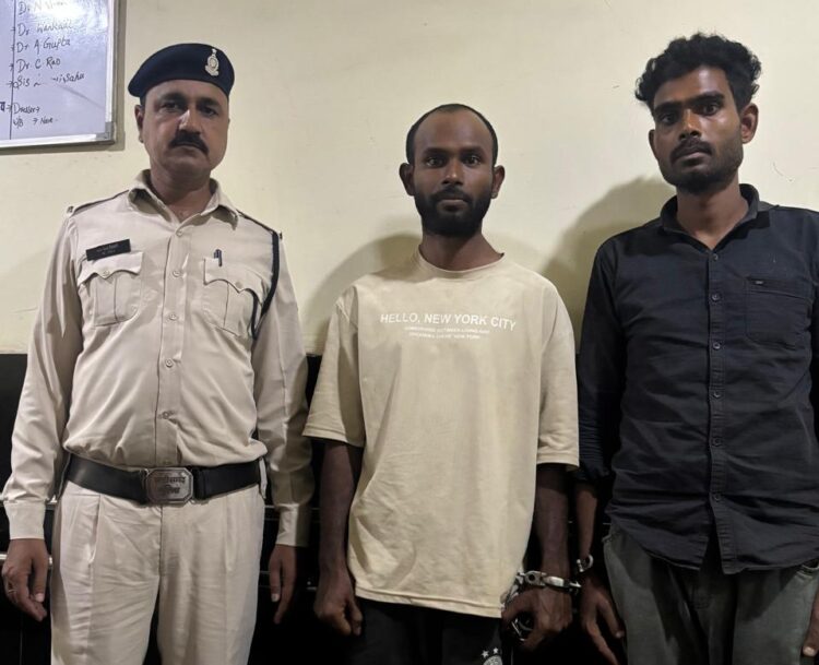 सेम नम्बर की दो गाड़ी में लोहे की स्क्रैप की जगह एक गाड़ी में पत्थर भरकर ले जाकर धोखाधड़ी करने वाले दो आरोपी गिरफ्तार