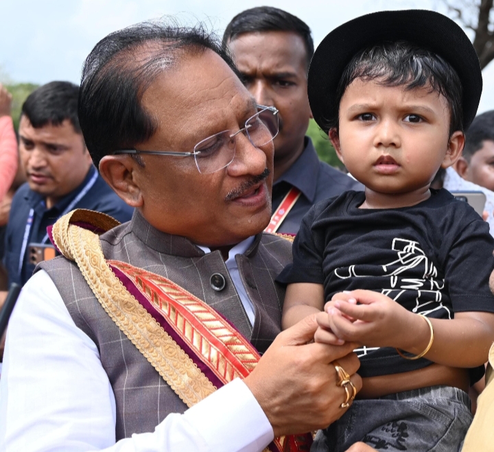 सरल और सहज मुख्यमंत्री विष्णु देव साय का दिखा अपनत्व, नन्हे इवान को गोद में लेकर किया दुलार