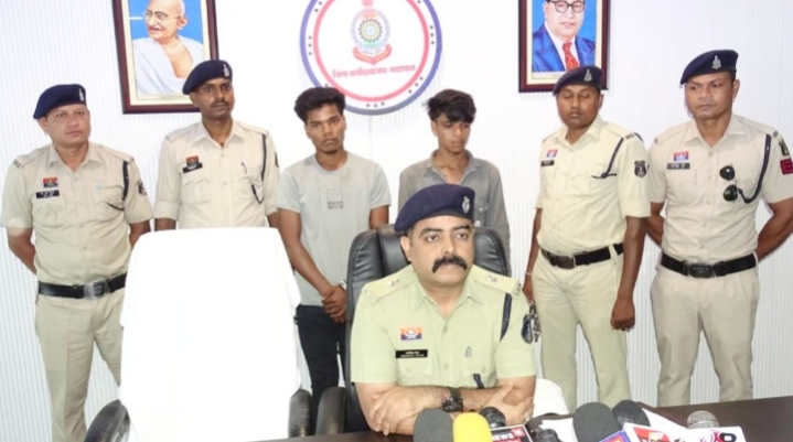 अपने चाचा की हत्या कर शव नदी किनारे रेत में दबाने वाले 02 आरोपी गिरफ्तार, पानी बढ़ने से शव आ गया नदी किनारे
