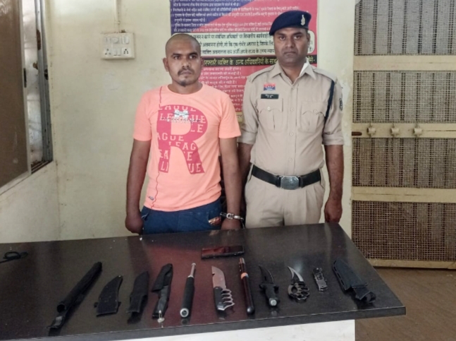 युवती की आपत्तिजनक फोटो अपने पास रखकर बात करने के लिए मजबूर करने और चाकू-गुप्ती से दहशत फैलाने वाला आरोपी गिरफ्तार