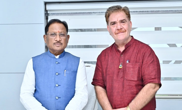 मुख्यमंत्री विष्णु देव साय से हार्टफुलनेस संस्थान के डायरेक्टर ने की सौजन्य भेंट