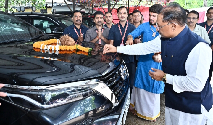 मुख्यमंत्री विष्णुदेव साय ने मुख्यमंत्री निवास में भगवान विश्वकर्मा जयंती पर पूजा अर्चना की