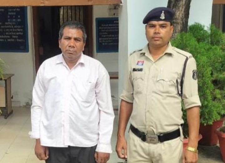 नाबालिक छात्राओं के साथ छेड़खानी करने वाला आरोपी शिक्षक गिरफ्तार