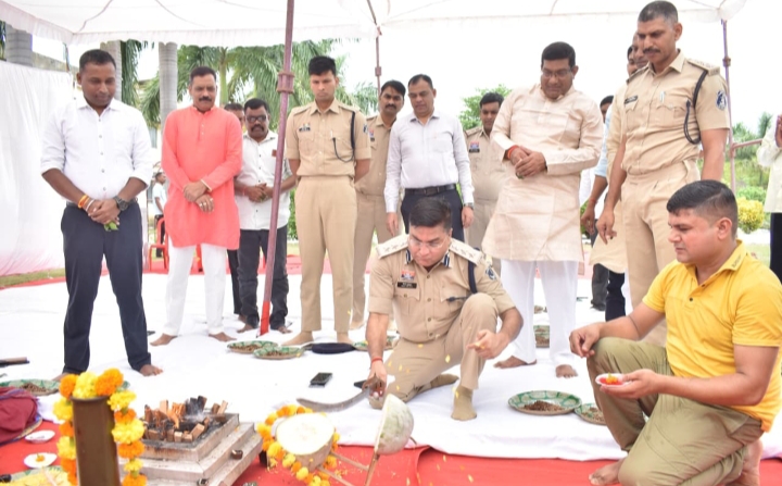 SSP विजय अग्रवाल ने शस्त्रों की विधि-विधान से पूजा कर सुख-शांति की कामना की