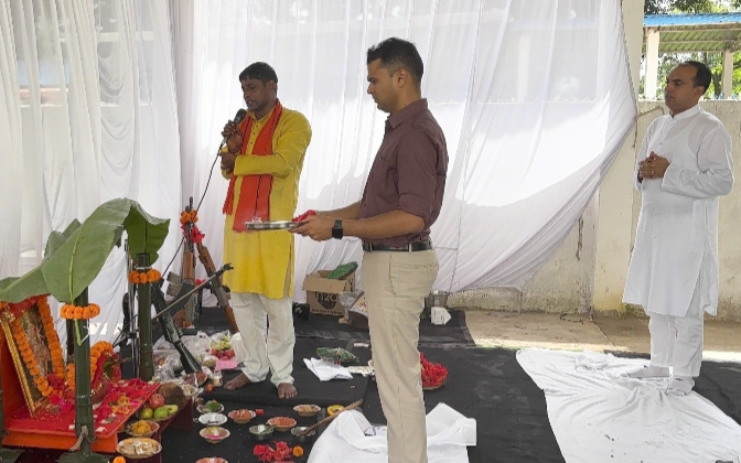 SP वैभव बैंकर ने शस्त्र पूजा कर सभी अधिकारी-कर्मचारियों को दशहरा पर्व की शुभकामनाएं दी