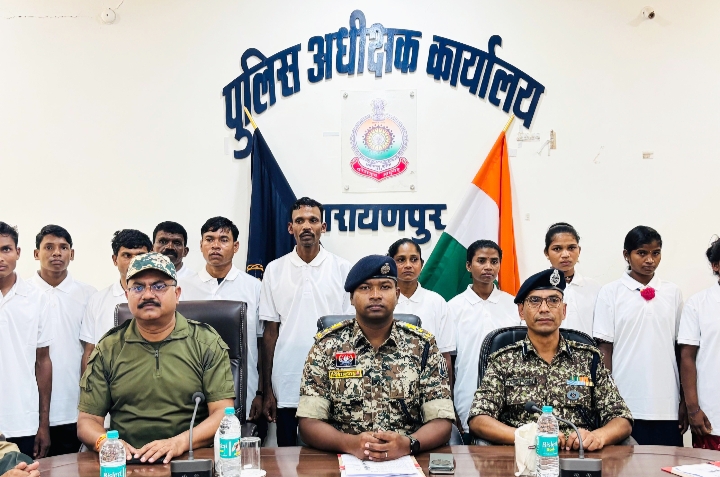 70 लाख रुपये के ईनामी 16 माओवादी नक्सलियों ने किया आत्मसमर्पण, 7 महिला नक्सली भी शामिल