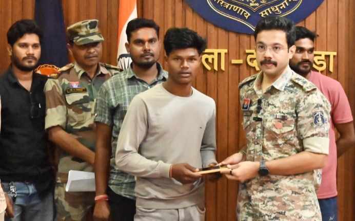 SP गौरव राय ने धनतेरस पर गुम हुए 107 नग मोबाइल उनके असली मालिकों को उपहार स्वरूप सौंपा