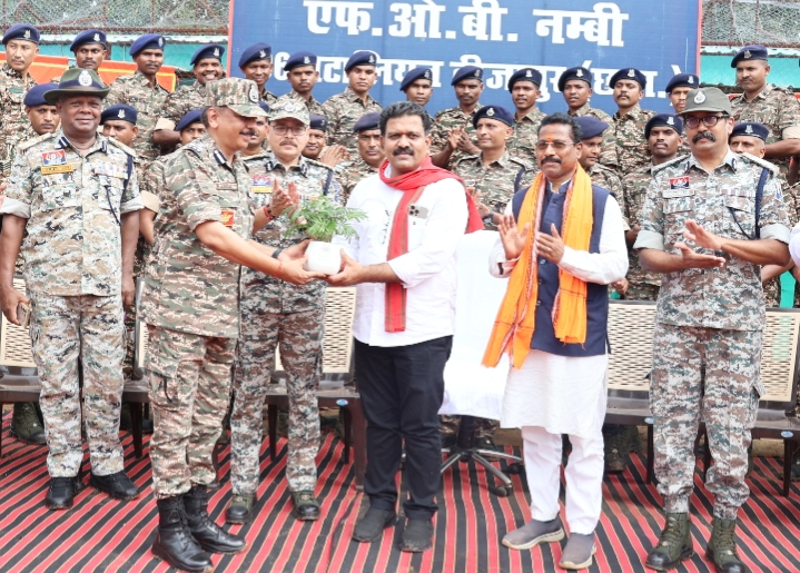 उपमुख्यमंत्री विजय शर्मा ने दूरस्थ ग्राम नंबी में सीआरपीएफ कैंप के जवानों से की मुलाकात, ‘एक पेड़ मां के नाम’ अभियान के तहत किया वृक्षारोपण