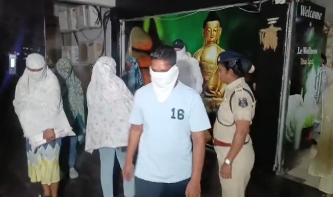 दो स्पा सेंटर में चल रहा था सेक्स रैकेट, आपत्तिजनक अवस्था में मिले महिला और पुरुष