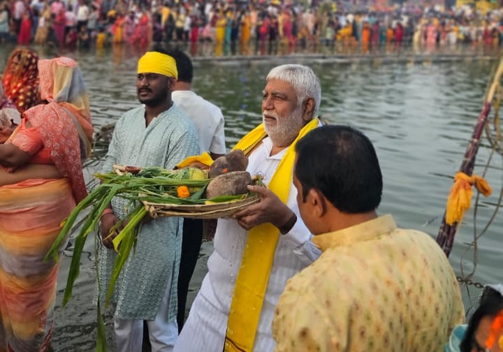 पूर्व विधानसभा अध्यक्ष प्रेम प्रकाश पांडेय ने सूर्य को अर्घ्य अर्पित कर पूजा-अर्चना की